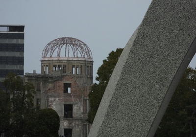 広島原爆ドーム慰霊碑越し