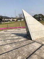 【公園内にある日時計】