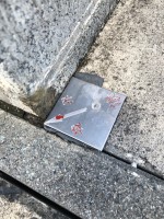 【だいぶ色褪せているプレート】