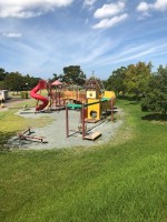 【小さな子供も遊べる遊具がある上川遊歩道公園】