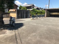 【前の道路は少し狭い感じです】