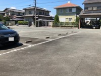 【広い道路の駐車場】