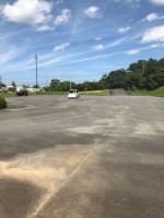 【大きな駐車場のある上川遊歩道公園】