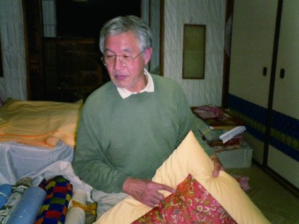 ヤワタヤ寝具店の綿布団をつくる職人