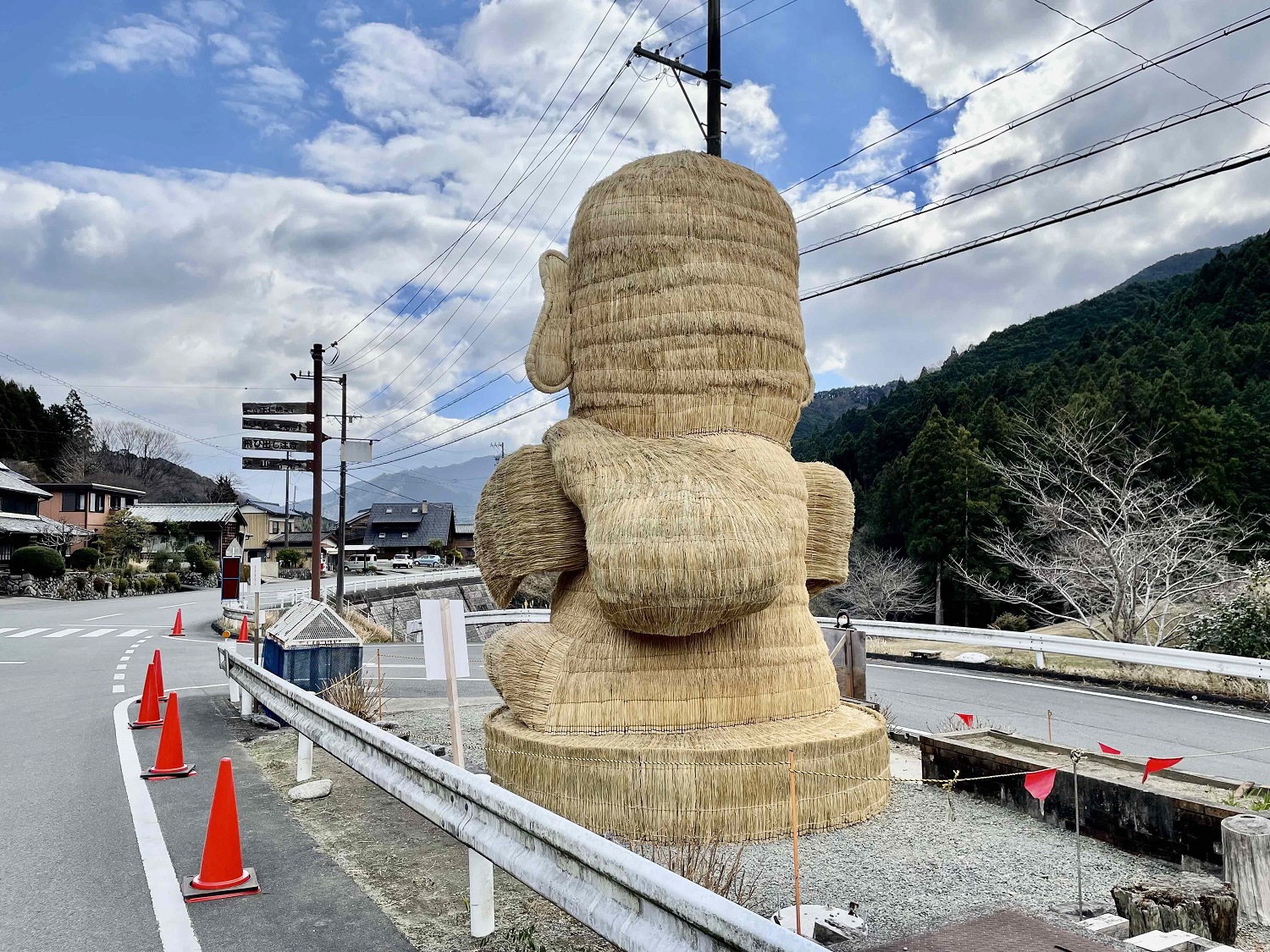 飯南町下仁柿 稲わらの巨大モニュメント 松阪市観光協会