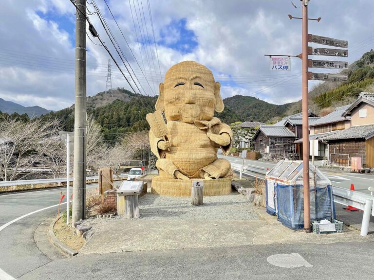 飯南町下仁柿 稲わらの巨大モニュメント 松阪市観光協会